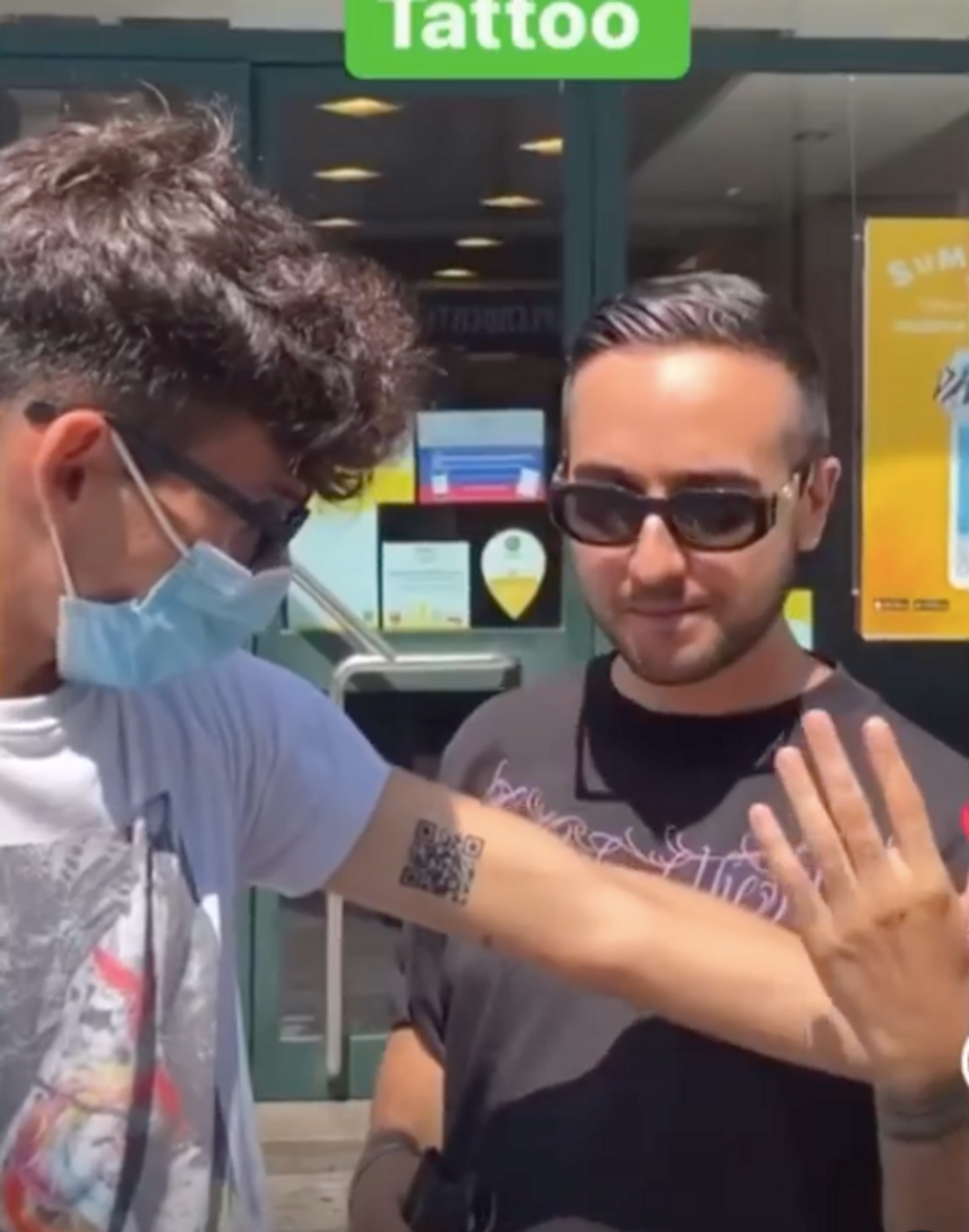 Un jeune homme se tatoue un pass sanitaire sur le bras